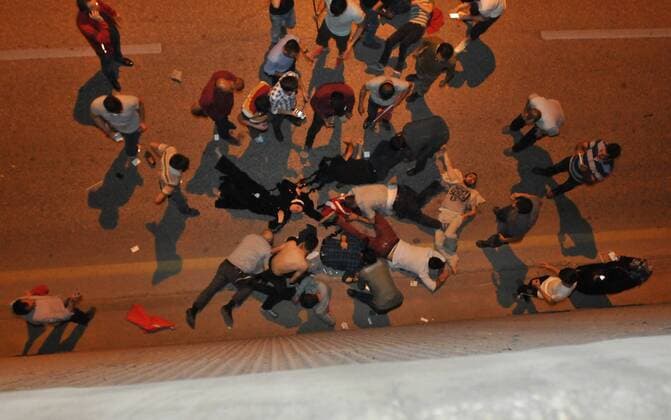 Putschversuch in der Türkei - Bilder aus Ankara Turkish people fell down from a bridge at Ankara. A group of Turkey s armed forces said on Friday they had taken power in the country to protect the democratic order and to maintain human rights. Turkish people on Turkish tanks. (Batu Can - Depo Photos)  Copyright: OsmancanxGündoÄüanx-xDepoxPhoto 15437984