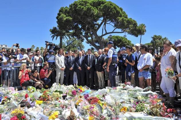 Anschlag in Nizza - Trauer an der Promenade des Anglais Nizza - Gedenken an die Opfer des Terroranschlag Attentat - Schweigeminute - christian estrosi - philippe pradal (Bürgermeister Nizza) - jose cobos (charge des sports) - 16 07 2016 NorbertScanella Panoramic 