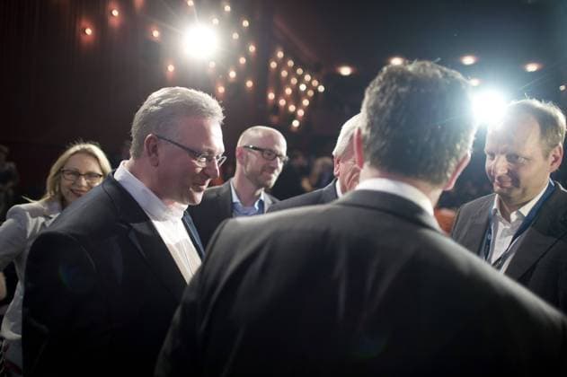Frank Henkel, Parteitag Berliner CDU DEU, Deutschland, Germany, Berlin, 15.07.2016 Frank Henkel, Spitzenkandidat und Landesvorsitzender der Berliner CDU, Peter Tauber, Generalsekretaer der CDU, und Prof. Thomas Heilmann, stv Vorsitzender der Berliner CDU, (v.l.n.r.), auf dem Landesparteitag im Delphi Filmpalast in Berlin. Dieser Parteitag unter dem Motto Starkes Berlin dient zur Beschluss vom Parteiprogramm und zur Vorbereitung fuer den Wahlkampf zur Abgeordnetenwahl am 18. September. Frank Henkel, main candidate for the election in Berlin and head of the CDU in Berlin, Peter Tauber, general secretary of the CDU, and Thomas Heilmann (f.l.t.r.), during a party congress in preperation for the election in September in Berlin