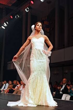 Heimtextil Frankfurt 2014. Ein weibliches Model anläßlich der Exklusiven Premiere der Abendmodelle aus dem Modeseminar der Modeschule Brigitte Kehrer und Designer Harald Glööckler am 16.07.2016 im Rosengarten Mannheim.
