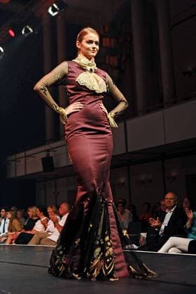 Heimtextil Frankfurt 2014. Ein weibliches Model anläßlich der Exklusiven Premiere der Abendmodelle aus dem Modeseminar der Modeschule Brigitte Kehrer und Designer Harald Glööckler am 16.07.2016 im Rosengarten Mannheim.
