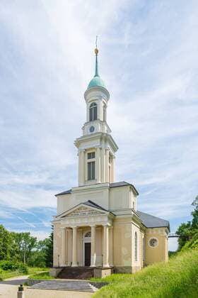 Kirche St. Mauritius im klassizistischen Baustil, im Ortsteil Wolkenburg, Limbach-Oberfrohna, Landkreis Zwickau, Sachsen, Deutschland