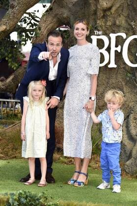 Rafe Spall und Gattin Elize du Toit mit Kindern Lena Spall und Rex Spall bei der Premiere des Kinofilms BFG - Big Friendly Giant The BFG im Odeon Leicester Square. London, 17.07.2016 Rafe Spall, Elize du Toit mit Kindern Lena Spall und Rex Spall  Foto:xS.xVasx xFuturexImage