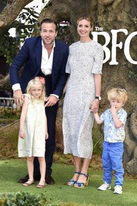 Rafe Spall und Gattin Elize du Toit mit Kindern Lena Spall und Rex Spall bei der Premiere des Kinofilms BFG - Big Friendly Giant The BFG im Odeon Leicester Square. London, 17.07.2016 Rafe Spall, Elize du Toit mit Kindern Lena Spall und Rex Spall  Foto:xS.xVasx xFuturexImage