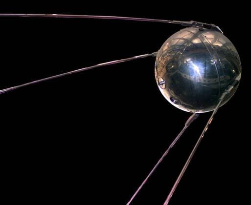 IMAGO History, Sowjetunion startet Sputnik, den ersten von Menschen gebauten Satelliten: 1957 Oct 04, 2010 - Russia - Birth of the Space Age - History changed on Oct. 4, 1957, when the Soviet Union successfully launched Sputnik I, the world s first artificial satellite. About the size of a beach ball and weighing about 184 pounds, it took about 98 minutes to orbit the Earth on its elliptical path. That launch ushered in new political, military, technological and scientific developments. While the Sputnik launch was a single event, it marked the start of the space age and the U.S.-U.S.S.R space race.Birth of the Space Age - Sputnik I, the world s first artificial satellite - ZUMAz03_