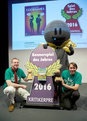 Andreas Pelikan und Alexander Pfister Einmal jaehrlich schauen Fans von analogen Brettspielen gebannt nach Berlin zur Verleihung vom Spiel des Jahres . 2016 hat das Sprachjonglierspiel Codenames das Rennen gemacht. Zum Kennerspiel des Jahres 2016 wurde das Lege- und Wirtschaftsspiel Isle of Skye gekuert. Foto: Spieleentwickler aus Oesterreich, Andreas Pelikan (l.) und Alexander Pfister, bei der Praesentation des Spiels Isle of Skye am Montag (18.07.16) in Berlin. (Siehe epd-Meldung vom 18.07.2016) Isle of Skye ist Kennerspiel des Jahres 2016 Copyright: epd-bild RolfxZoellner EDITORIAL USE ONLY