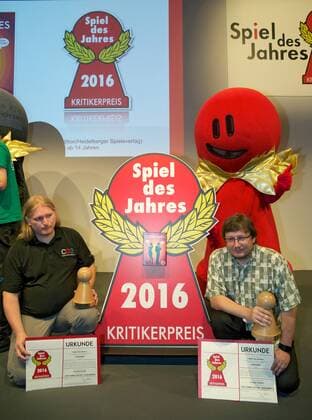 Einmal jaehrlich schauen Fans von analogen Brettspielen gebannt nach Berlin zur Verleihung vom Spiel des Jahres . 2016 hat das Sprachjonglierspiel Codenames das Rennen gemacht. Foto: Der Grafiker und Illustrator, Tomas Kucerovsky (l.) und der Entwickler des Spiels, Vlaada Chvatil vom Verlag Czech Games Edition, bei der Praesentation des Spiels Codenames am Montag (18.07.16) in Berlin. (Siehe epd-Meldung vom 18.07.2016) Sprachjonglierspiel Codenames ist Spiel des Jahres 2016 Copyright: epd-bild RolfxZoellner EDITORIAL USE ONLY