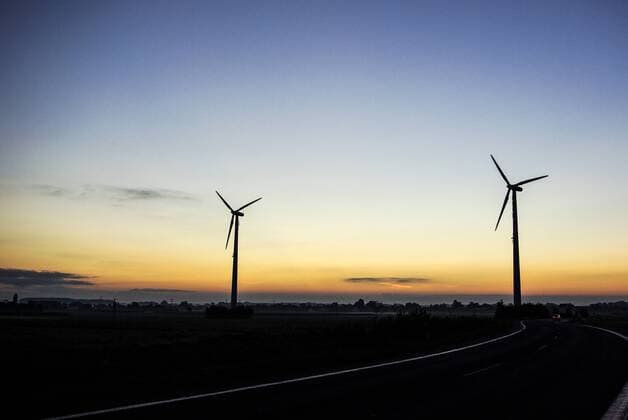 Windkraftanlage, früh am Morgen  1080902121