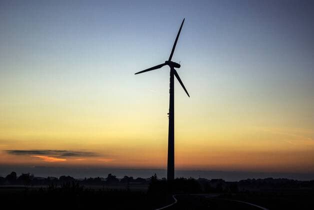 Windkraftanlage, früh am Morgen  1080902122