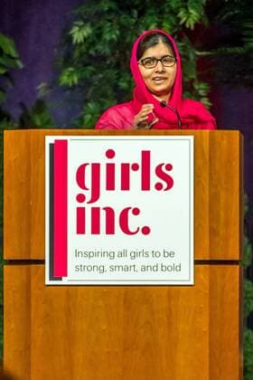 Berühmte Feministinnen, Malala Yousafzai July 18, 2016 - Omaha, Nebraska, U.S - Nobel Prize winner MALALA YOUSAFZAI speaks to a crowd of 3,500 at a Girls Inc luncheon at the CenturyLink Center in Omaha, Nebraska. Omaha U.S. - ZUMAb300