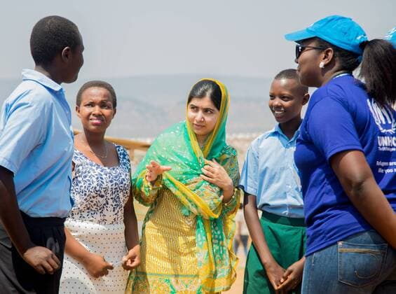 Berühmte Feministinnen, Malala Yousafzai (160718) -- KIREHE, July 18, 2016 () -- Nobel laureate Malala Yousafzai (C) interacts with Burundian refugees at the Mahama Refugees Camp in Kirehe, eastern Rwanda, July 14, 2016. laureate Malala Yousafzai said that the international donors and all countries should make education a priority and should invest in refugee children. She made the remarks on Thursday while visiting Mahama refugee camp,hosting over 49,000 Burundian refugees. () RWANDA-KIREHE-LAUREATE MALALA YOUSAFZAI-VISIT xinhua 