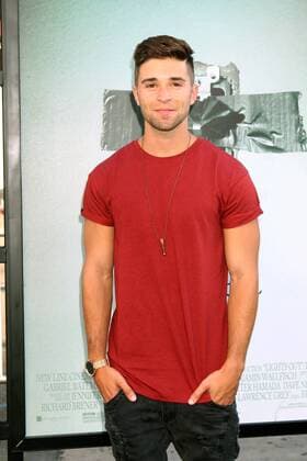 LOS ANGELES - JUL 19: Jake Miller at the Lights Out Los Angeles Premiere at the TCL Chinese Theater IMAX on July 19, 2016 in Los Angeles, CA  KathyxHutchins