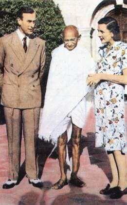 IMAGO ICONS: Mahatma Gandhi Mohondas Karamchand Gandhi (1869-1948), known as Mahatma (Great Soul). Indian Nationalist leader. Here he stands between Lord and Lady Mountbatten. WHA  !ACHTUNG AUFNAHMEDATUM GESCHÄTZT! Copyright: WHA UnitedArchives0390000568