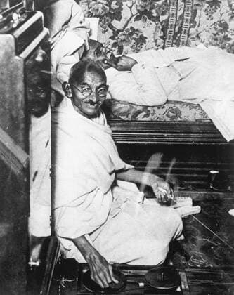 IMAGO ICONS: Mahatma Gandhi Mohondas Karamchand Gandhi (1869-1948), known as Mahatma (Great Soul). Indian Nationalist leader. Here he is working at his spinning wheel, a symbolic task he performed almost daily. WHA  !ACHTUNG AUFNAHMEDATUM GESCHÄTZT! Copyright: WHA UnitedArchives0390000570
