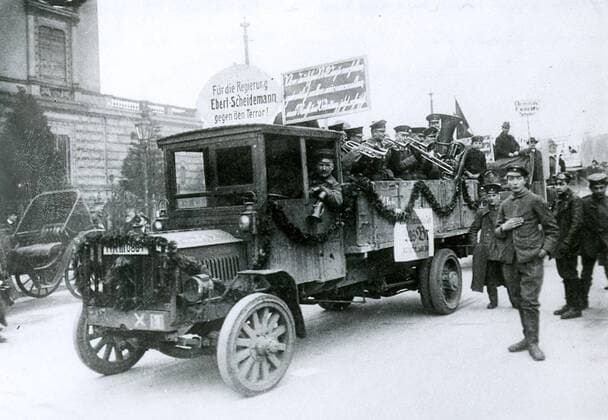 Elections in Germany in 1919: Campaigning in Berlin for members of the Social Democratic Party with the slogan Ebert and Scheidemann for the Government against the Terror. Friedrich Ebert (1871-1925) became the first President of the Weimar Republic and WHA  !ACHTUNG AUFNAHMEDATUM GESCHÄTZT! Copyright: WHA UnitedArchives011892