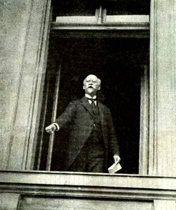 Philipp Scheidemann (1865-1939) German Social Democratic politician, proclaims the German Republic on 9 November 1918. He became the first Chancellor of the Weimar Republic. WHA  !ACHTUNG AUFNAHMEDATUM GESCHÄTZT! Copyright: WHA UnitedArchives011958