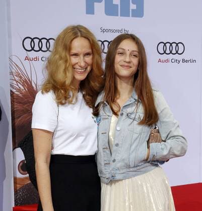 Chiara Schoras; Tochter Anais bei der Premiere PETS im Cinestar im Sony Center Berlin