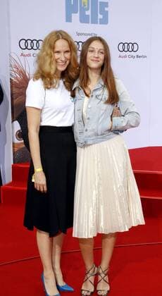 Chiara Schoras; Tochter Anais bei der Premiere PETS im Cinestar im Sony Center Berlin