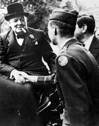 Winston Leonard Spencer Churchill (1874-1965) British statesman. Churchill, smiling and smoking cigar, shaking hands with a soldier. World War II WHA  !ACHTUNG AUFNAHMEDATUM GESCHÄTZT! Copyright: WHA UnitedArchives0390002299