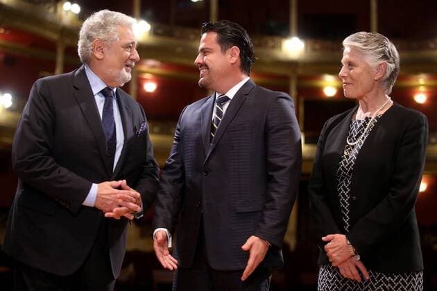 Spanish tenor Placido Domingo (L) talks to Jalisco s Governor Aristoteles Sandoval (C) and Jalisco s Secretary of Culture Myriam Vaches (R) during a visit at Degollado Theater, headquarters of the 24th Edition of Operalia, in Guadalajara, Jalisco, Mexico, 21 July 2016. SPANISH TENOR PLACIDO DOMINGO VISITS HEADQUARTERS OF PERALIA IN GUADALAJARA !ACHTUNG: NUR REDAKTIONELLE NUTZUNG!  MEX012 20160721-636047417901969422