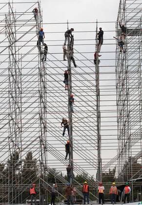 Dozens of experts in sound, video, light and stage structures, work in the construction of a giant stage for the Hell and Heaven Metal Fest 2016 that will count wih the German band Rammstein in Mexico City, Mexico, 21 July 2016. EFE Mario Guzman GREMAN MUSIC BAND RAMMSTEIN TO PERFORM IN MEXICO DURING THE HELL AND HEAVEN 2016 !ACHTUNG: NUR REDAKTIONELLE NUTZUNG!  MEX020 20160722-636047435157580343