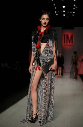 A model wears a creation by Mexican designer Aline Moreno during the Fashion Week IM Intermoda in city of Guadalajara, Mexico, 21 Juny 2016. INTERMODA IN MEXICO !ACHTUNG: NUR REDAKTIONELLE NUTZUNG!  MEX01 20160722-636047565642909397
