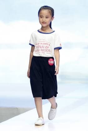 Kinder Modelwettbewerb in Peking (160722) -- BEIJING, July 22, 2016 -- A girl walks on the runway during the final of a children s model competition held in Beijing, capital of China, July 22, 2016. A total of 260 children from more than 20 cities in China took part in the competition. ) (zyd) CHINA-BEIJING-CHILDREN-MODEL COMPETITION (CN) ChenxJianli 