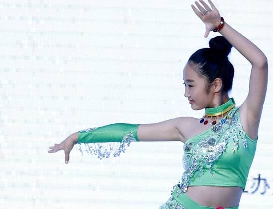 Kinder Modelwettbewerb in Peking (160722) -- BEIJING, July 22, 2016 -- A girl performs during the final of a children s model competition held in Beijing, capital of China, July 22, 2016. A total of 260 children from more than 20 cities in China took part in the competition. ) (zyd) CHINA-BEIJING-CHILDREN-MODEL COMPETITION (CN) ChenxJianli 