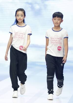 Kinder Modelwettbewerb in Peking (160722) -- BEIJING, July 22, 2016 -- A boy and girl walk on the runway during the final of a children s model competition held in Beijing, capital of China, July 22, 2016. A total of 260 children from more than 20 cities in China took part in the competition. ) (zyd) CHINA-BEIJING-CHILDREN-MODEL COMPETITION (CN) ChenxJianli 
