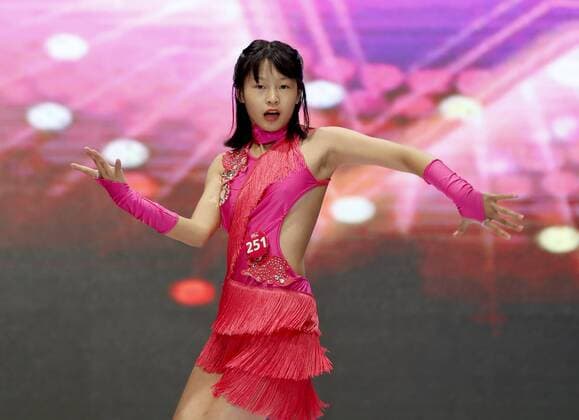 Kinder Modelwettbewerb in Peking (160722) -- BEIJING, July 22, 2016 -- A girl performs during the final of a children s model competition held in Beijing, capital of China, July 22, 2016. A total of 260 children from more than 20 cities in China took part in the competition. ) (zyd) CHINA-BEIJING-CHILDREN-MODEL COMPETITION (CN) ChenxJianli 