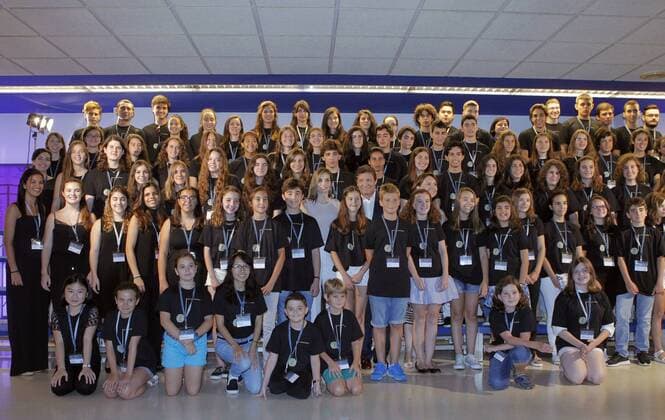 Königin Letizia von Spanien besucht Musikakademie in Oviedo Spain s Queen Letizia (C), next to Asturias regional government president, Javier Fernandez (CR), poses next to some of the students of the 2016 Summer courses of Princess of Asturias Foundadtion International Music Academy, during its opening at Eduardo martinez Torner conservatoire in Oviedo, Asturias, northern Spain, 22 July 2016. QUEEN LETIZIA ATTENDS THE OPENING OF THE SUMMER COURSES OF PRINCESS OF ASTURIAS FOUNDADTION INTERNATIONAL MUSIC ACADEMY !ACHTUNG: NUR REDAKTIONELLE NUTZUNG!  GRA152 20160722-636047994985859000