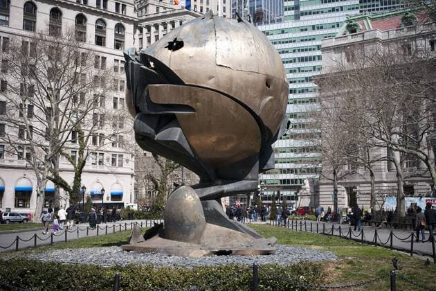 20 Jahre Anschläge vom 11. September: Gedenkkultur in den USA œSphere for Plaza Fountain in New York to be moved Visitors view œSphere for Plaza Fountain by the sculptor Fritz Koenig on Sunday, April 3, 2011 in Battery Park in New York. Previously the centerpiece of the World Trade Center Plaza the sculpture was buried under tons of rubble eventually put on display in Battery Park. The 27 foot tall sculpture will be moved to Liberty Park overlooking the 9 11 memorial. (  RICHARDxB.xLEVINE
