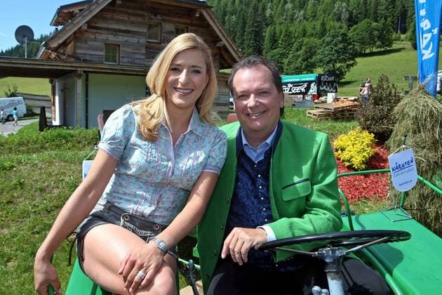 ORF Wenn die Musi spielt . Sängerin Stefanie Hertel und Moderator Arnulf Prasch am Rande des Künstlertreffs zum Musik Open Air Wenn die Musi spielt am 22.07.2016 auf dem Festgelände in Bad Kleinkirchheim.