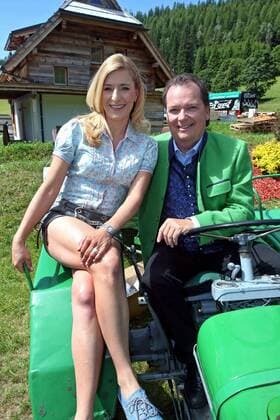 ORF Wenn die Musi spielt . Sängerin Stefanie Hertel und Moderator Arnulf Prasch am Rande des Künstlertreffs zum Musik Open Air Wenn die Musi spielt am 22.07.2016 auf dem Festgelände in Bad Kleinkirchheim.