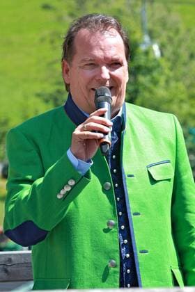 ORF Wenn die Musi spielt . Moderator Arnulf Prasch am Rande des Künstlertreffs zum Musik Open Air Wenn die Musi spielt am 22.07.2016 auf dem Festgelände in Bad Kleinkirchheim.