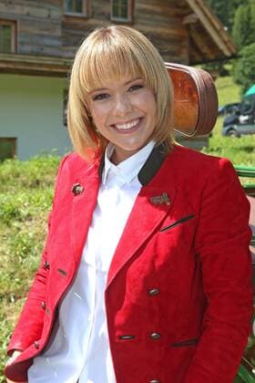 ORF Wenn die Musi spielt . Sängerin Francine Jordi am Rande des Künstlertreffs zum Musik Open Air Wenn die Musi spielt am 22.07.2016 auf dem Festgelände in Bad Kleinkirchheim.