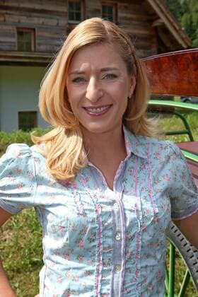 ORF Wenn die Musi spielt . Sängerin Stefanie Hertel am Rande des Künstlertreffs zum Musik Open Air Wenn die Musi spielt am 22.07.2016 auf dem Festgelände in Bad Kleinkirchheim.