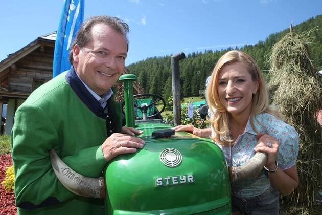 ORF Wenn die Musi spielt . Sängerin Stefanie Hertel und Moderator Arnulf Prasch am Rande des Künstlertreffs zum Musik Open Air Wenn die Musi spielt am 22.07.2016 auf dem Festgelände in Bad Kleinkirchheim.