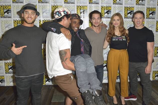 Cody Christian, Tyler Posey, Khylin Rhambo, Dylan Sprayberry, Holland Roden und Jeff Davis beim Photocall zur TV-Serie Teen Wolf auf der San Diego Comic-Con International 2016 im Hilton Bayfront Hotel. San Diego, 21.07.2016 Foto:xD.xStarbuckx xFuturexImage