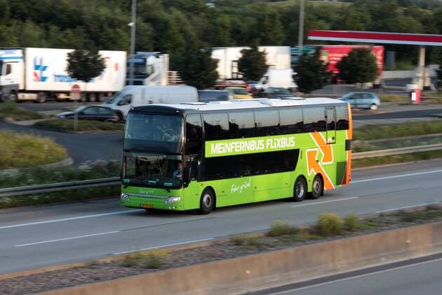 Fernbus der Gesellschaft Meinfernbus Flixbus unterwegs auf der Bundesautobahn A66 in Richtung Frankfurt; Hessen, Deutschland