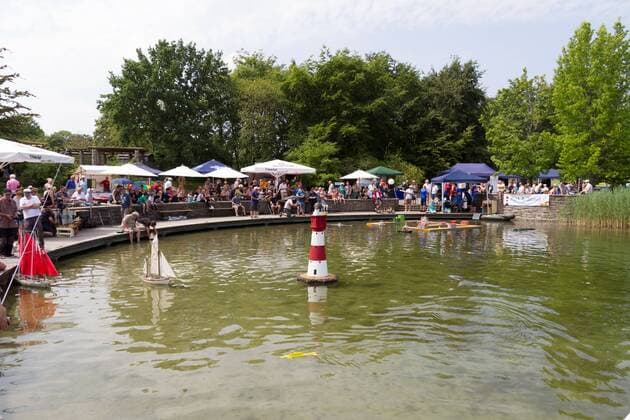 6. Großes Schiffmodellbautreffen Modellbaubörse Sail & Road im Britzer Garten in Berlin am 24.07.2016. Modellbauvereine aus Berlin und dem Umland stellen am 24. Juli ihre Schiffsmodelle aus. Der Sail & Road Modellbauclub Berlin e.V. ist am 24. Juli 2016 Ausrichter des 6. Großen Schiffmodellbautreffens im Britzer Garten – Berlin. Dieses Event findet alljährlich statt und ist inzwischen ein Stelldichein Berliner und überregionaler Schiffsmodellbauclubs mit ihren Modellen.An den Ständen und bei Manövern im Hafen können Schlepper, dampfbetriebene Boote, Passagierdampfer, Fracht- und Arbeitsschiffe, Schaufelraddampfer, edle Yachten und Fischereifahrzeuge bestaunt werden. Ziel der Veranstaltung ist es dem Publikum den Schiffs-Modellsport nahe zu bringen und auch ein Forum für den Erfahrungsaustausch zu bieten Neben der umfangreichen Präsentation von Schiffsmodellen durch die beteiligten Mo