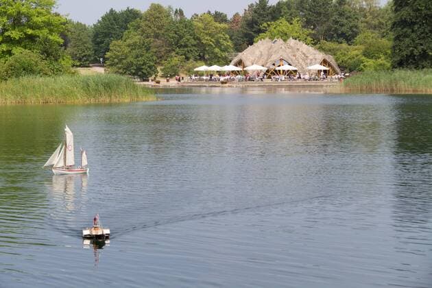 6. Großes Schiffmodellbautreffen Modellbaubörse Sail & Road im Britzer Garten in Berlin am 24.07.2016. Modellbauvereine aus Berlin und dem Umland stellen am 24. Juli ihre Schiffsmodelle aus. Der Sail & Road Modellbauclub Berlin e.V. ist am 24. Juli 2016 Ausrichter des 6. Großen Schiffmodellbautreffens im Britzer Garten – Berlin. Dieses Event findet alljährlich statt und ist inzwischen ein Stelldichein Berliner und überregionaler Schiffsmodellbauclubs mit ihren Modellen.An den Ständen und bei Manövern im Hafen können Schlepper, dampfbetriebene Boote, Passagierdampfer, Fracht- und Arbeitsschiffe, Schaufelraddampfer, edle Yachten und Fischereifahrzeuge bestaunt werden. Ziel der Veranstaltung ist es dem Publikum den Schiffs-Modellsport nahe zu bringen und auch ein Forum für den Erfahrungsaustausch zu bieten Neben der umfangreichen Präsentation von Schiffsmodellen durch die beteiligten Mo