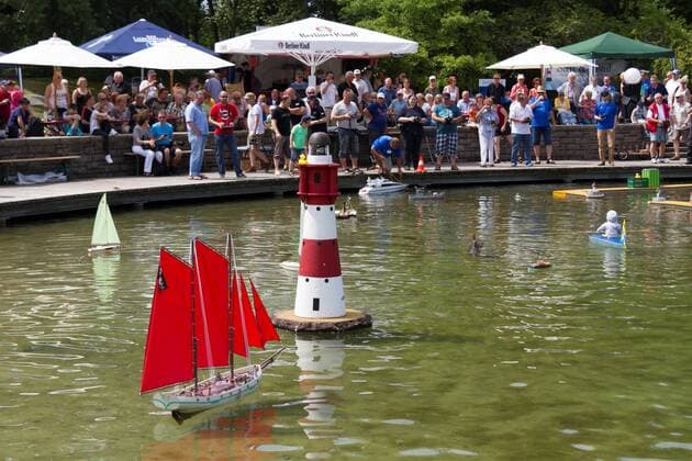 6. Großes Schiffmodellbautreffen Modellbaubörse Sail & Road im Britzer Garten in Berlin am 24.07.2016. Modellbauvereine aus Berlin und dem Umland stellen am 24. Juli ihre Schiffsmodelle aus. Der Sail & Road Modellbauclub Berlin e.V. ist am 24. Juli 2016 Ausrichter des 6. Großen Schiffmodellbautreffens im Britzer Garten – Berlin. Dieses Event findet alljährlich statt und ist inzwischen ein Stelldichein Berliner und überregionaler Schiffsmodellbauclubs mit ihren Modellen.An den Ständen und bei Manövern im Hafen können Schlepper, dampfbetriebene Boote, Passagierdampfer, Fracht- und Arbeitsschiffe, Schaufelraddampfer, edle Yachten und Fischereifahrzeuge bestaunt werden. Ziel der Veranstaltung ist es dem Publikum den Schiffs-Modellsport nahe zu bringen und auch ein Forum für den Erfahrungsaustausch zu bieten Neben der umfangreichen Präsentation von Schiffsmodellen durch die beteiligten Mo