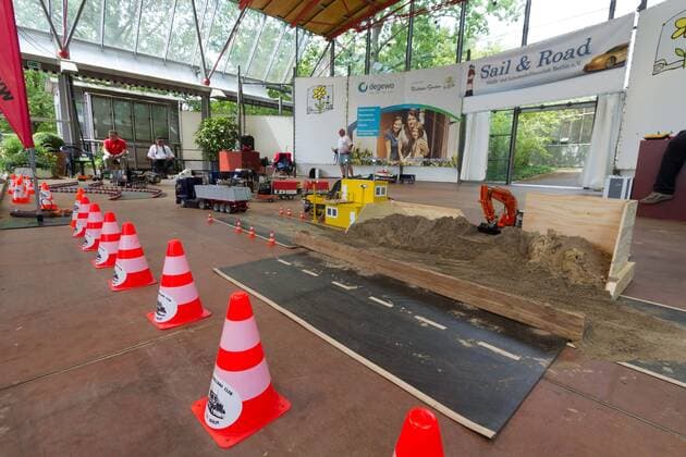 6. Großes Schiffmodellbautreffen Modellbaubörse Sail & Road im Britzer Garten in Berlin am 24.07.2016. Modellbauvereine aus Berlin und dem Umland stellen am 24. Juli ihre Schiffsmodelle aus. Der Sail & Road Modellbauclub Berlin e.V. ist am 24. Juli 2016 Ausrichter des 6. Großen Schiffmodellbautreffens im Britzer Garten – Berlin. Dieses Event findet alljährlich statt und ist inzwischen ein Stelldichein Berliner und überregionaler Schiffsmodellbauclubs mit ihren Modellen.An den Ständen und bei Manövern im Hafen können Schlepper, dampfbetriebene Boote, Passagierdampfer, Fracht- und Arbeitsschiffe, Schaufelraddampfer, edle Yachten und Fischereifahrzeuge bestaunt werden. Ziel der Veranstaltung ist es dem Publikum den Schiffs-Modellsport nahe zu bringen und auch ein Forum für den Erfahrungsaustausch zu bieten Neben der umfangreichen Präsentation von Schiffsmodellen durch die beteiligten Mo