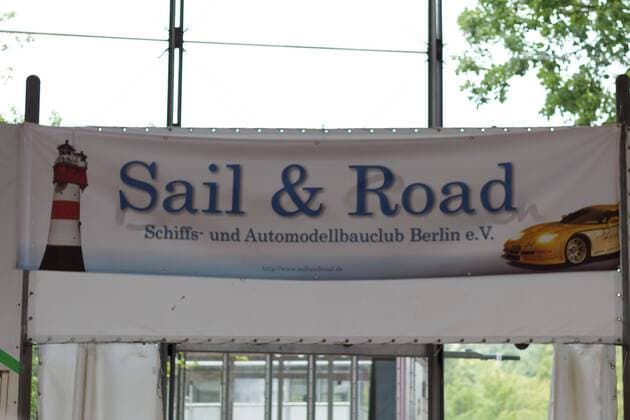 6. Großes Schiffmodellbautreffen Modellbaubörse Sail & Road im Britzer Garten in Berlin am 24.07.2016. Modellbauvereine aus Berlin und dem Umland stellen am 24. Juli ihre Schiffsmodelle aus. Der Sail & Road Modellbauclub Berlin e.V. ist am 24. Juli 2016 Ausrichter des 6. Großen Schiffmodellbautreffens im Britzer Garten – Berlin. Dieses Event findet alljährlich statt und ist inzwischen ein Stelldichein Berliner und überregionaler Schiffsmodellbauclubs mit ihren Modellen.An den Ständen und bei Manövern im Hafen können Schlepper, dampfbetriebene Boote, Passagierdampfer, Fracht- und Arbeitsschiffe, Schaufelraddampfer, edle Yachten und Fischereifahrzeuge bestaunt werden. Ziel der Veranstaltung ist es dem Publikum den Schiffs-Modellsport nahe zu bringen und auch ein Forum für den Erfahrungsaustausch zu bieten Neben der umfangreichen Präsentation von Schiffsmodellen durch die beteiligten Mo