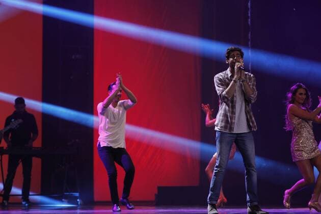 Spanish singer Alvaro Soler (2R) performs during the 3rd Platino Ibero-American Film Awards in Punta del Este, Uruguay, 24 July 2016. ni PREMIOS PLATINO !ACHTUNG: NUR REDAKTIONELLE NUTZUNG!  PLA039 20160725-636050168012982528