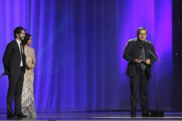 Writer of the Chilean film El Club Daniel Villalobos (R) receives the Best Script Award during the 3rd Platino Ibero-American Film Awards in Punta del Este, Uruguay, 24 July 2016. ni PREMIOS PLATINO !ACHTUNG: NUR REDAKTIONELLE NUTZUNG!  PLA042 20160725-636050192037762528
