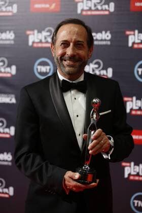 Argentinian actor Guillermo Francella poses with his Best Actor Award for El Clan during the 3rd Platino Ibero-American Film Awards in Punta del Este, Uruguay, 24 July 2016. PREMIOS PLATINO !ACHTUNG: NUR REDAKTIONELLE NUTZUNG!  PLA064 20160725-636050244497942381