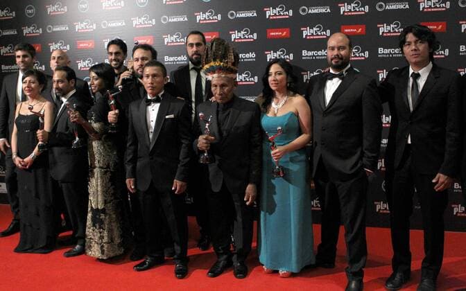 The members of the team of the Colombian film El Abrazo de la Serpiente pose with the Best Film Award during the 3rd Platino Ibero-American Film Awards in Punta del Este, Uruguay, 24 July 2016. PREMIOS PLATINO !ACHTUNG: NUR REDAKTIONELLE NUTZUNG!  PLA066 20160725-636050245773242381
