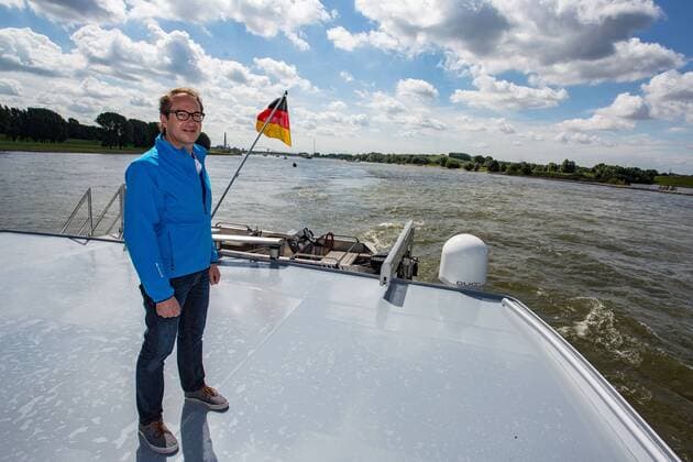 12.07.2016 , Duisburg , Verkehrsminister Alexander Dobrindt (CSU) auf dem Schiff RHENUS , Sommerinterview Kurs halten. Bundesverkehrsminister Alexander Dobrindt am Heck der Rhenus auf dem Rhein
